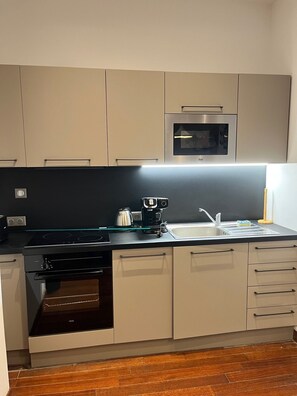 Réfrigérateur, micro-ondes, four, plaque de cuisson