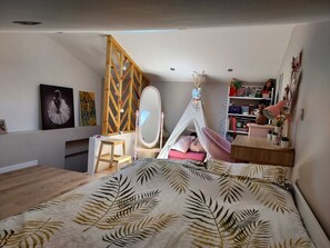 4 bedrooms, iron/ironing board, free WiFi, bed sheets