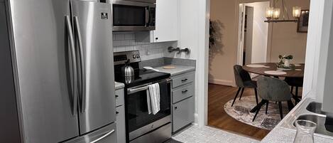 Microondas, horno, parrilla de estufa y lavavajillas