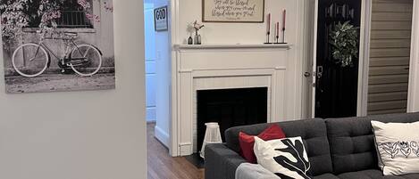 Smart-TV, Kamin, DVD-Player, Bücher