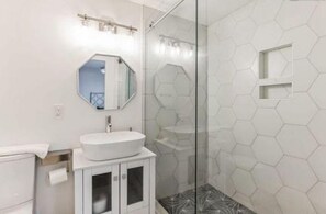 Dusche, Haartrockner, Handtücher, Seife
