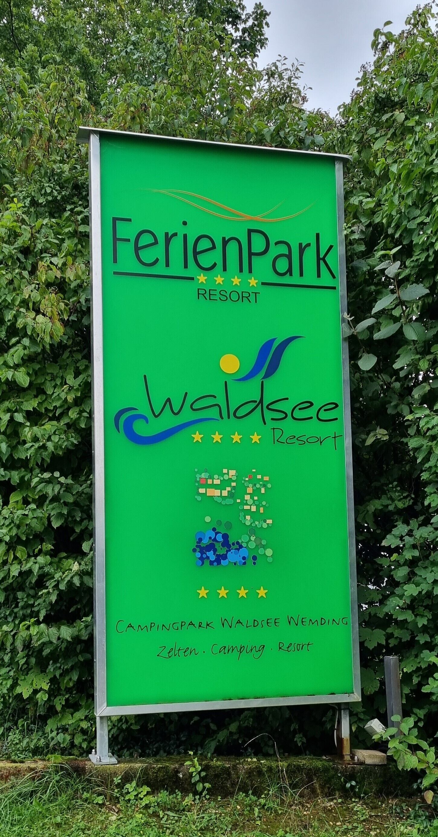 Segnaletica per FerienPark Resort Waldsee, con campeggio e servizi per matrimoni.