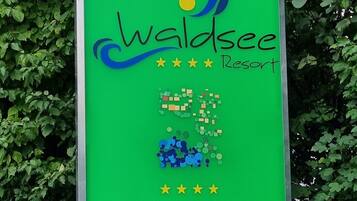 Segnaletica per FerienPark Resort Waldsee, con campeggio e servizi per matrimoni.