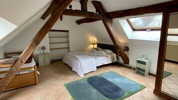 4 habitaciones, escritorio y tabla de planchar con plancha