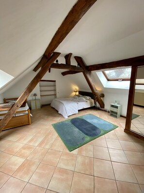 4 bedrooms, desk, iron/ironing board, travel cot