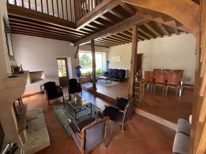 Smart TV, fireplace, DVD player, books