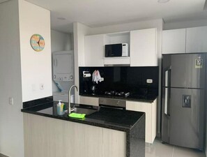 Microondas, cafetera y tetera, utensilios de cocina y comedor 