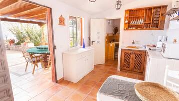 Réfrigérateur, micro-ondes, cafetiÚre/bouilloire, grille-pain