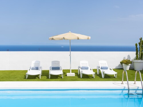 Private house with pool & garden