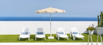 Private house with pool & garden