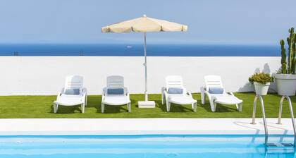 Private house with pool & garden