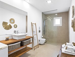 Shower, hair dryer, towels