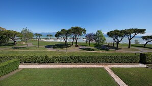 Ein Park mit Wegen, Bäumen und Blick auf das Meer.