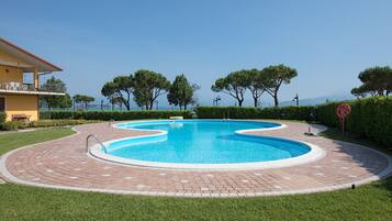 Kolam renang outdoor musiman