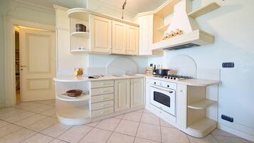 Apartemen Bisnis | Dapur pribadi | Lemari es, microwave, oven, dan kompor