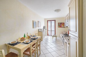 Apartamento básico | Zona de estar | Televisión de 35 pulgadas con canales digitales