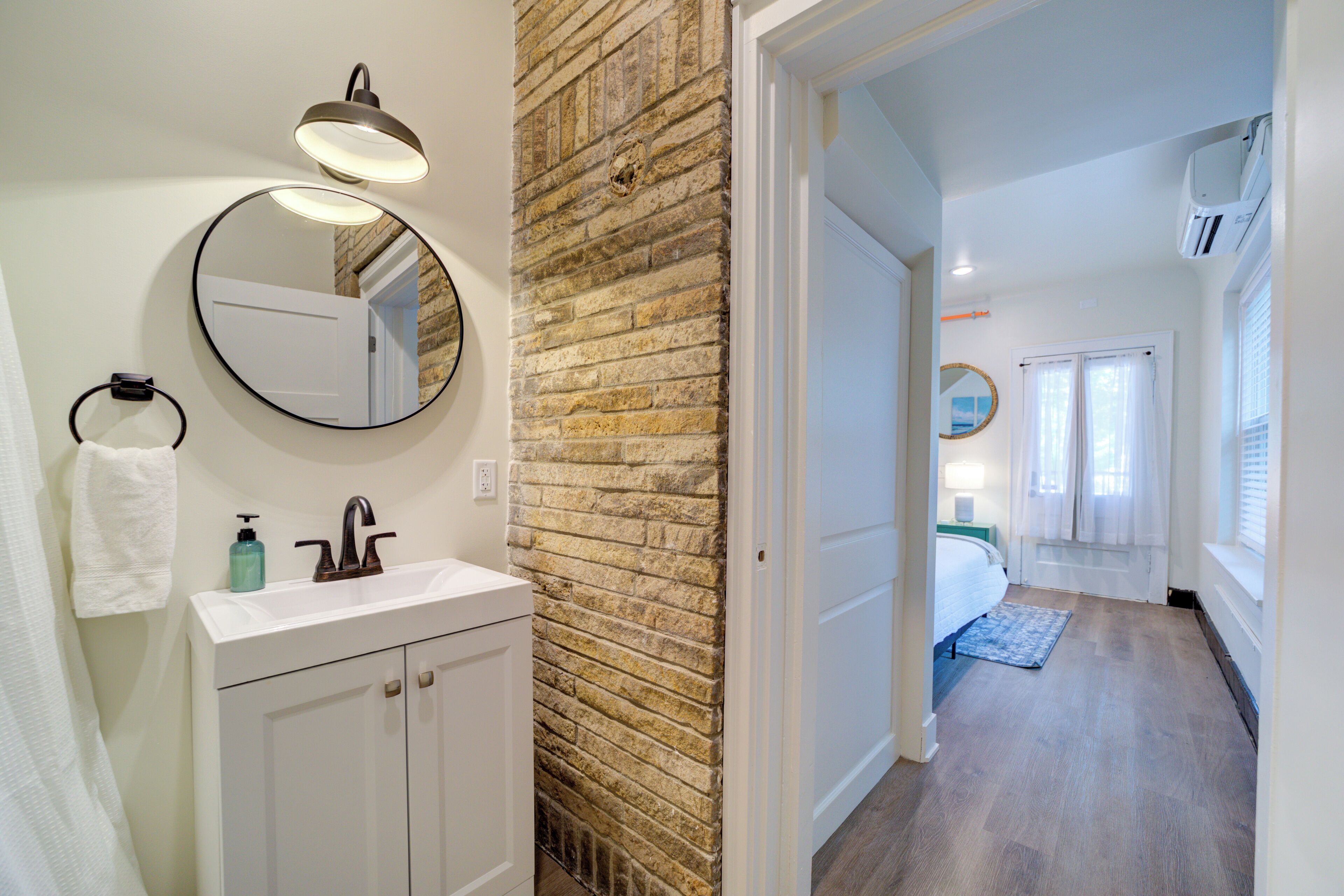 City Room | Bathroom | Shower, free toiletries, hair dryer, towels