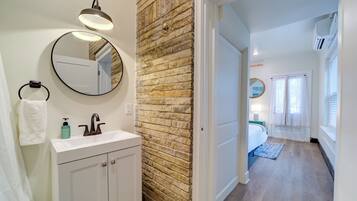 Habitación City | Baño | Ducha, artículos de higiene personal gratuitos y secador de pelo