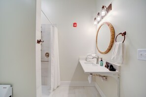 Suite de diseño | Baño | Ducha, artículos de higiene personal gratuitos y secador de pelo