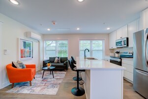 Refrigerador con freezer, microondas, horno, placa de cocina