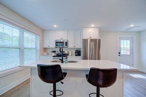 Suite Deluxe | Cuisine privée | Grand réfrigérateur, micro-ondes, four, plaque de cuisson