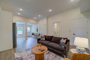 Suite Deluxe | Coin séjour | TV connectée de 55 pouces avec chaînes numériques, services de streaming