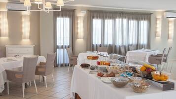 Petit déjeuner buffet (15 EUR par personne)