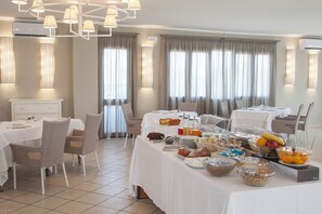 Dagelijks ontbijtbuffet (EUR 15 per persoon)