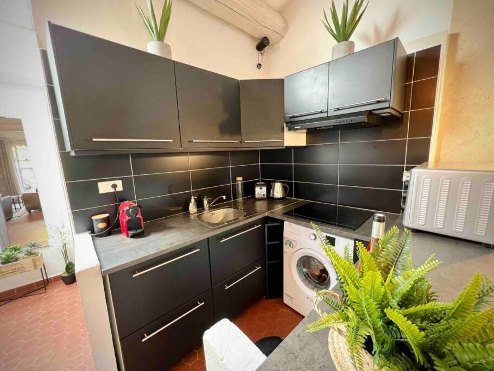 Kylskåp, spishäll, vattenkokare och brödrost