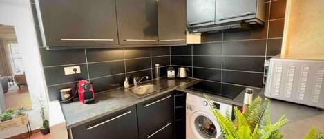 Réfrigérateur, plaque de cuisson, bouilloire électrique, grille-pain