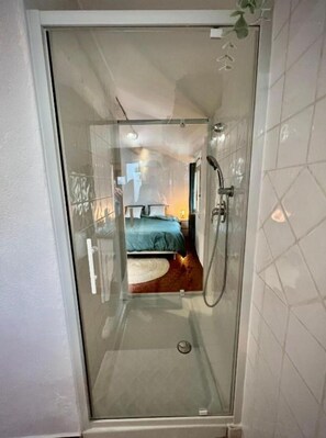 Sèche-cheveux, serviettes fournies, papier toilette