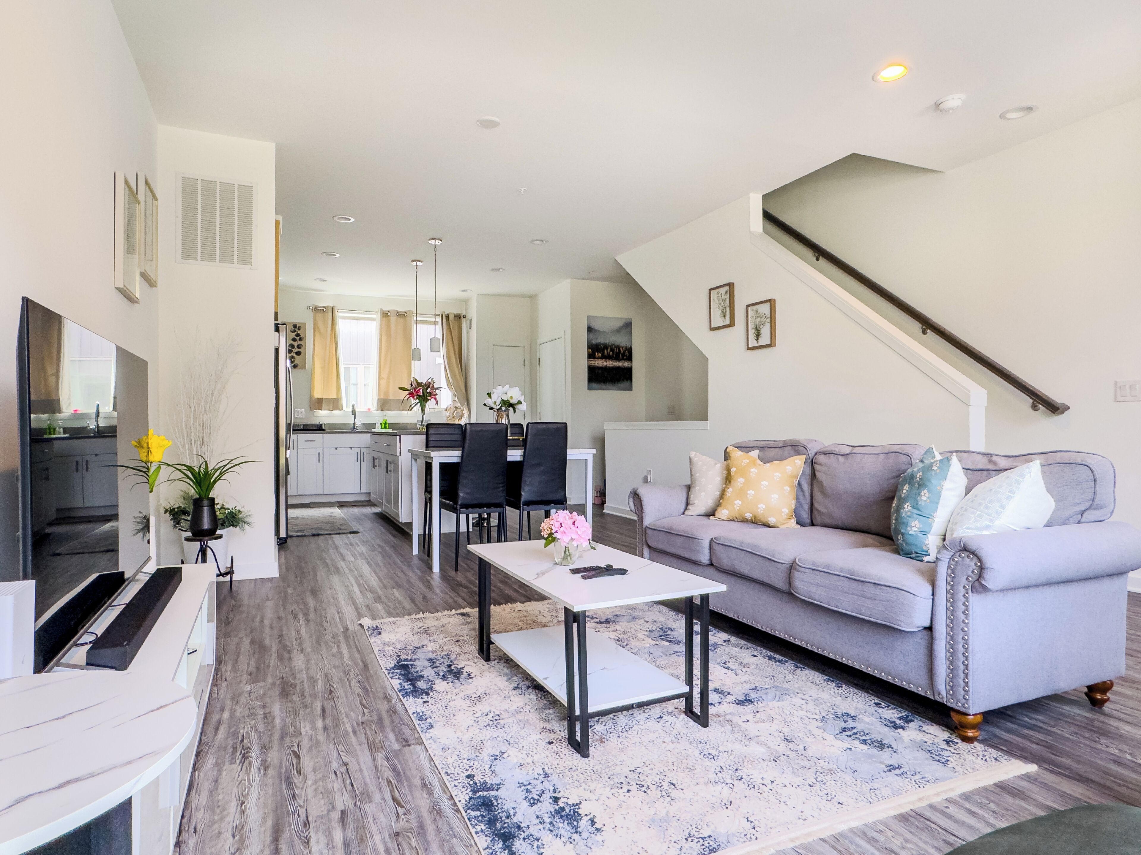 Cozy 3-Bedroom Townhouse with roofdeck and private garage!