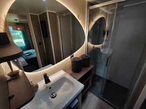 Douche, sèche-cheveux, serviettes fournies, savon