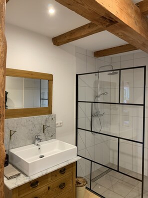Dusche, Haartrockner, Handtücher, Seife
