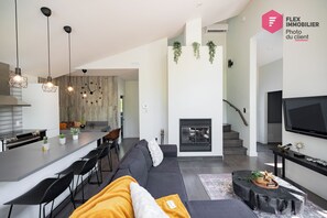 Smart TV, fireplace, streaming services