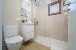 Shower, hair dryer, towels, soap - Don Pepe Esparta Apartment Javea, with Terrace, Wifi and Large Shared Pool (Javea / Xàbia)