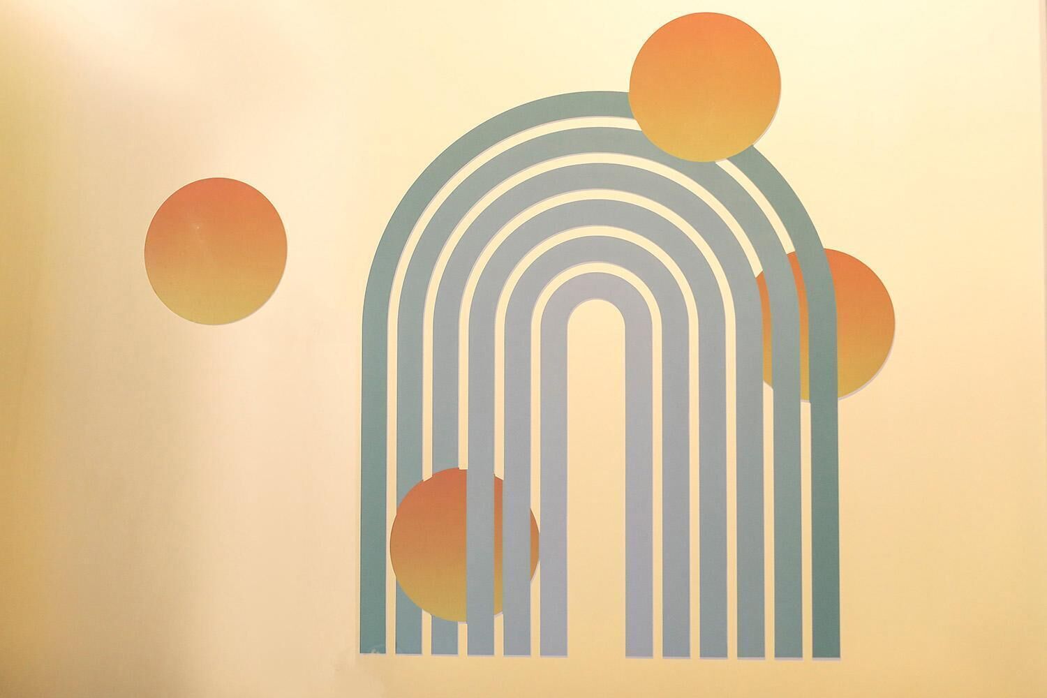 Un'opera d'arte astratta geometrica con una serie di archi e cerchi.
