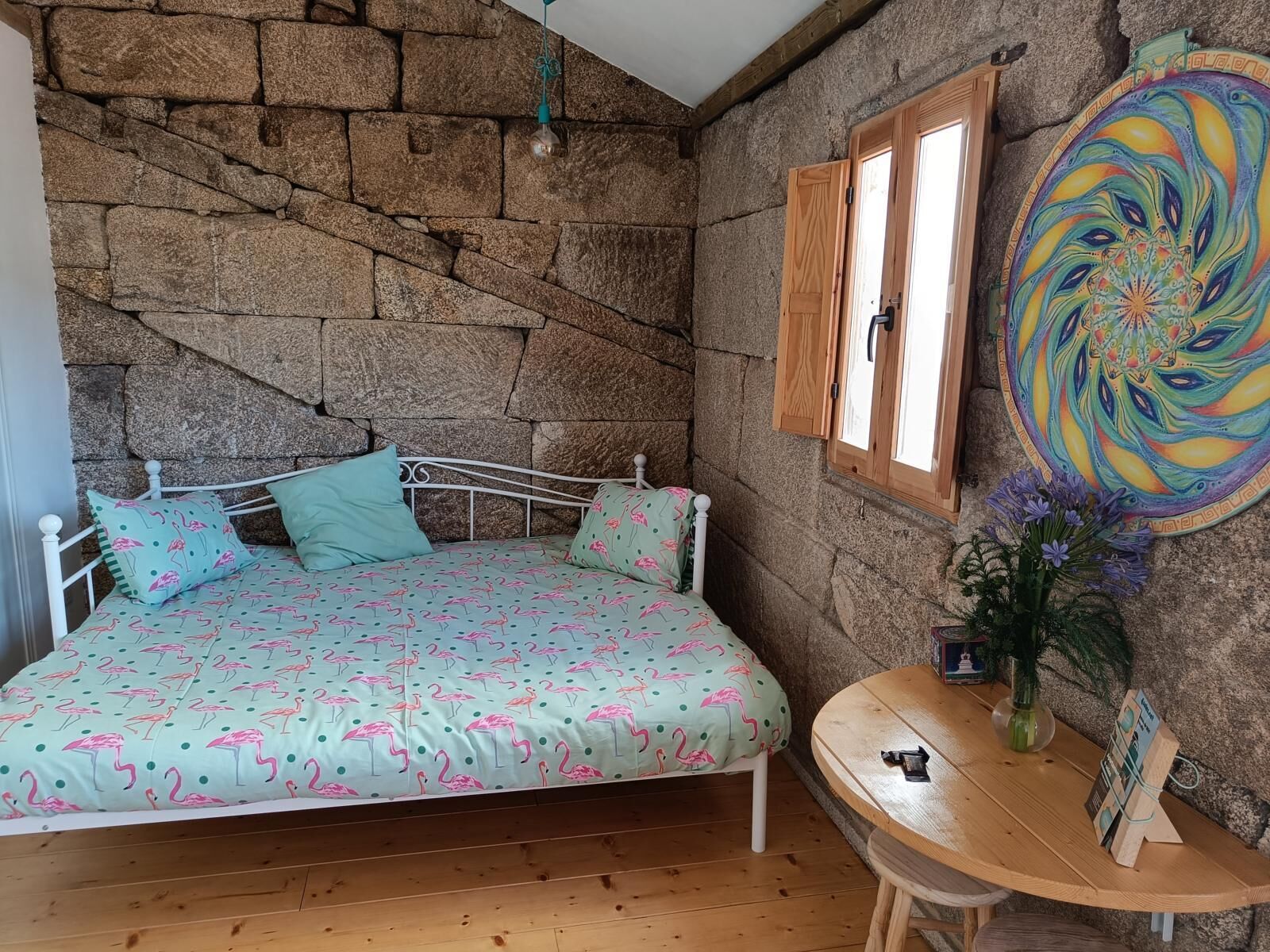 1 chambre, bureau, fer et planche à repasser, lit parapluie