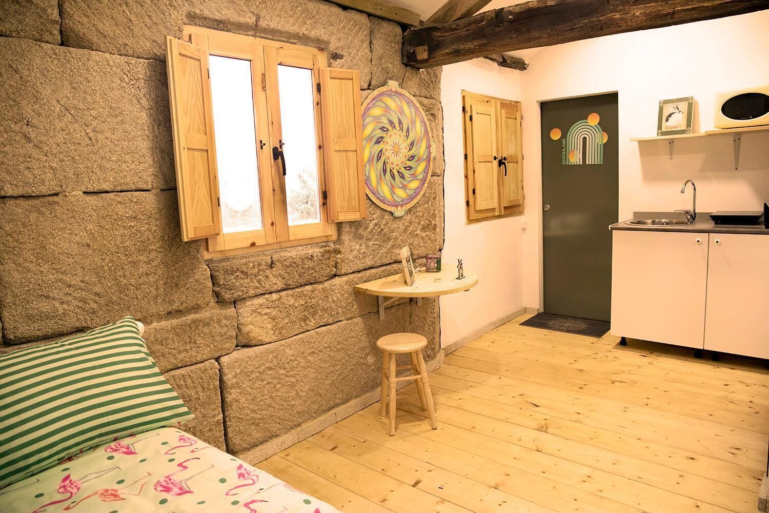 1 dormitorio, escritorio, tabla de planchar con plancha y cuna de viaje