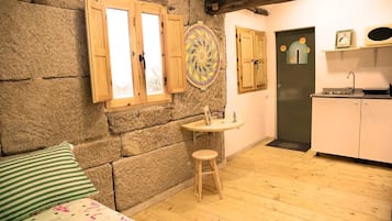 1 dormitorio, escritorio, tabla de planchar con plancha y cuna de viaje