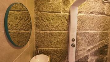 Dusche, Haartrockner, Handtücher, Seife