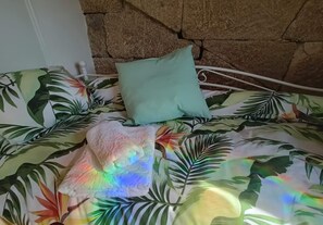 1 室のベッドルーム、デスク、アイロン / アイロン台、旅行用ベビーベッド