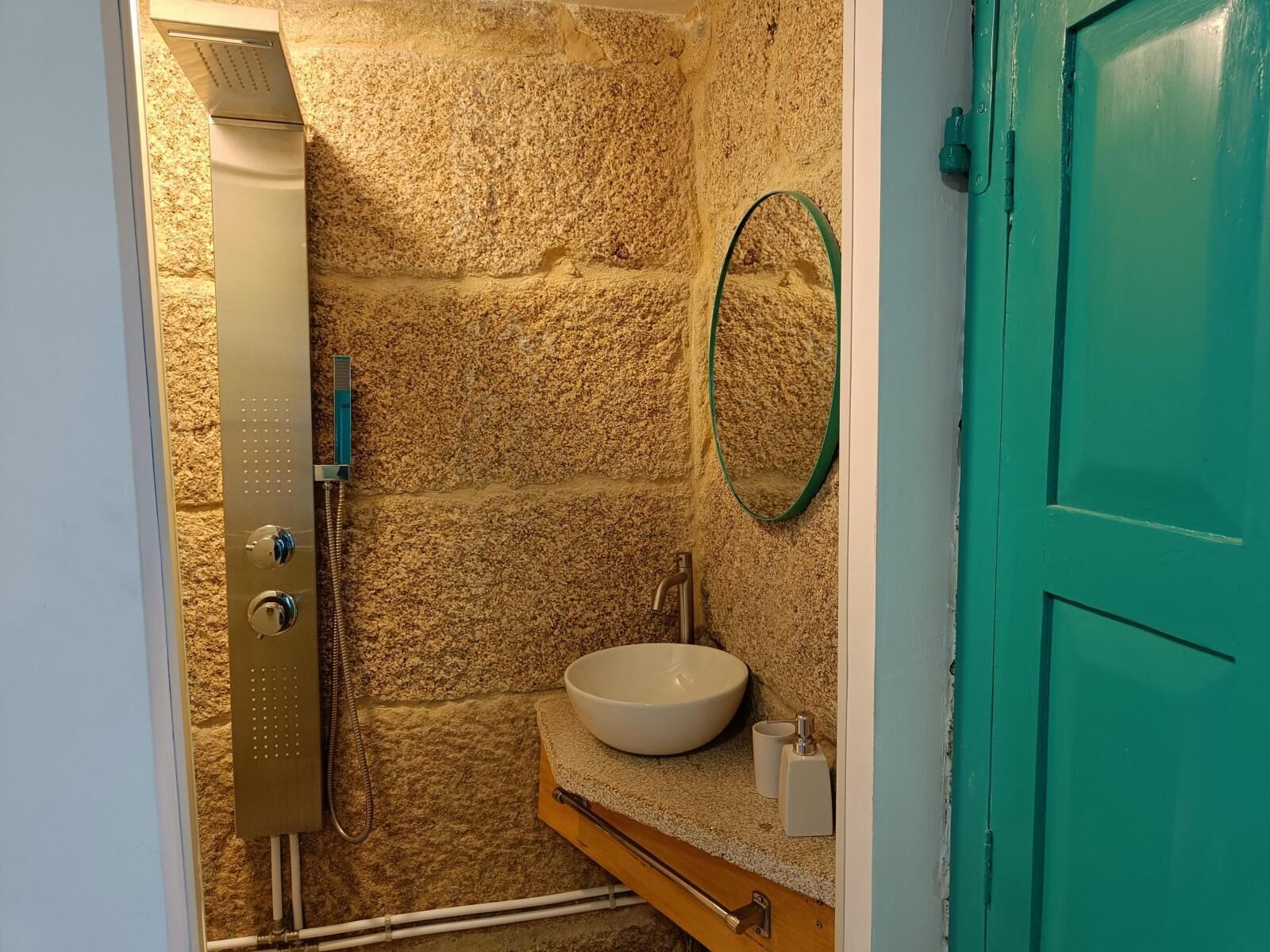 Douche, séchoir à cheveux, serviettes fournies, savon