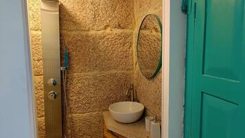 Douche, séchoir à cheveux, serviettes fournies, savon