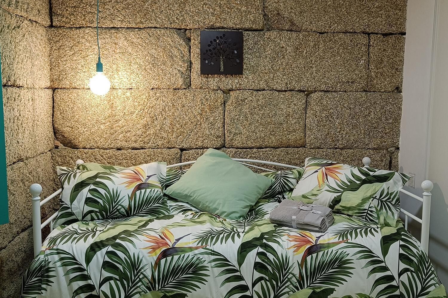 1 dormitorio, escritorio, tabla de planchar con plancha y wifi