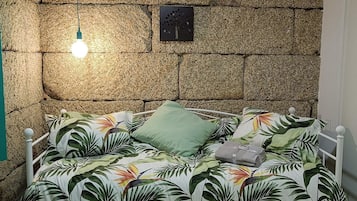1 dormitorio, escritorio, tabla de planchar con plancha y wifi