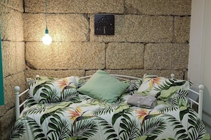 1 dormitorio, escritorio, tabla de planchar con plancha y wifi