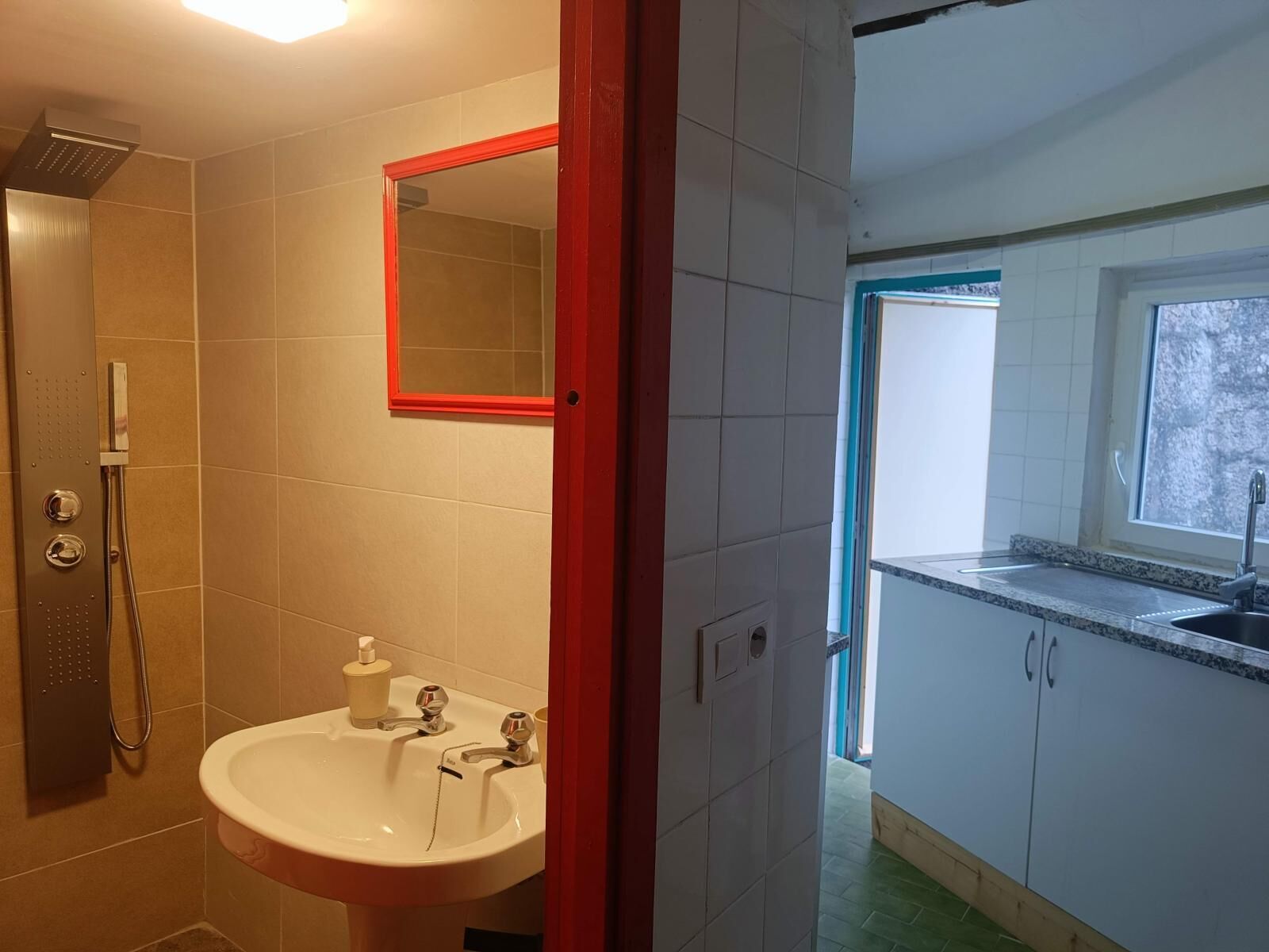 Een haardroger, handdoeken