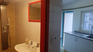 Een haardroger, handdoeken