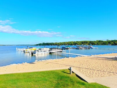 Cozy Lakeside Studio Condo + Private Boat Dock 